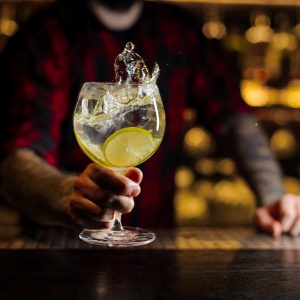 Lee más sobre el artículo ¡Secretos Revelados! Cómo Tu Bar Puede Aumentar las Ganancias Sin Esfuerzo