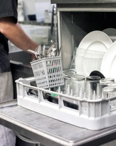 Lee más sobre el artículo Por qué tu restaurante necesita un lavavajillas industrial en renting (y cómo elegir el mejor)