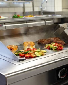 Lee más sobre el artículo Planchas industriales para hostelería: cómo mejorar tu cocina sin comprar maquinaria