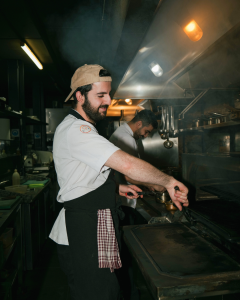 Lee más sobre el artículo La verdad sobre alquilar planchas de cocina en hostelería (y por qué más restaurantes lo están haciendo)