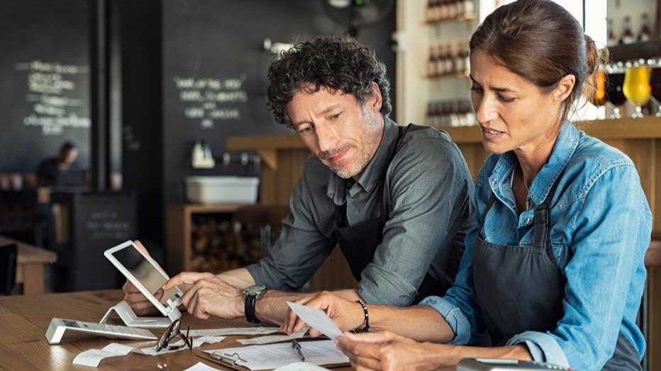 En este momento estás viendo 📊 Abrir más locales no es crecer: es perder dinero si no controlas esto
